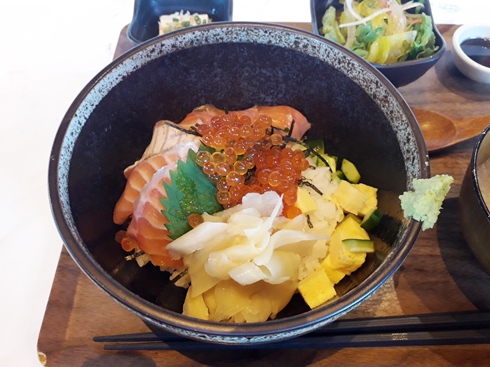 lazacos, kaviáros sashimi tál 
