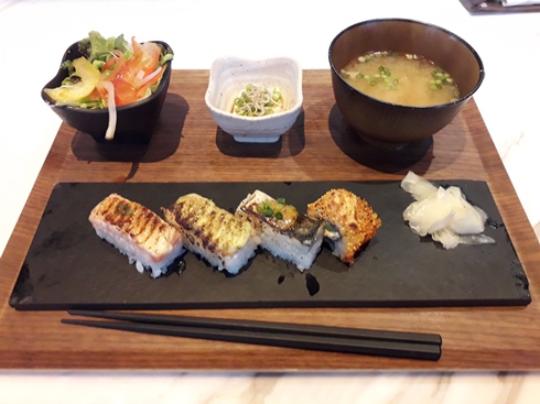 Aburi sushi gyömbérrel, miso levessel, tofuval és salátával 